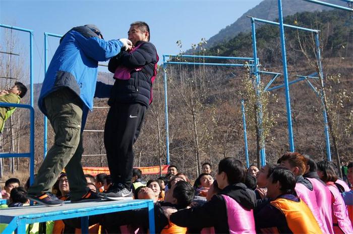 彩山铝业成功举办百人团队拓展训练营