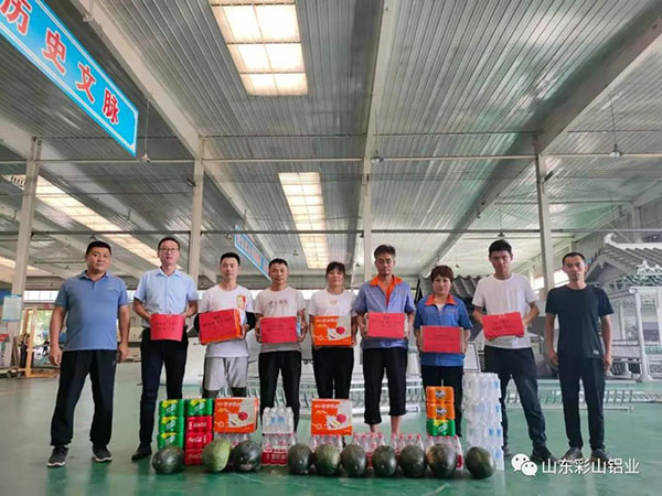 炎炎夏日送清凉 丝丝关爱暖人心